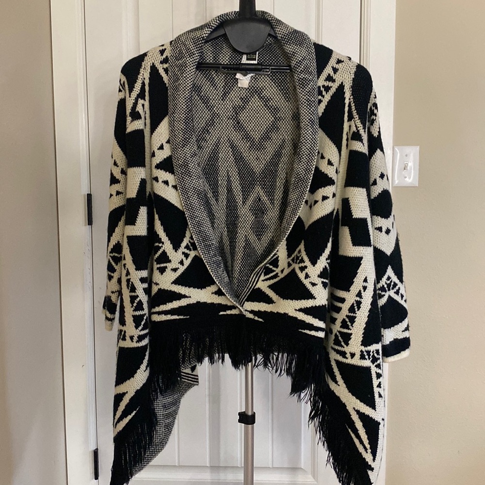 SOLD‼️ Forever 21 Knitted Poncho Shawl
